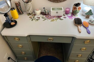 What color walls would go well with my green vanity?