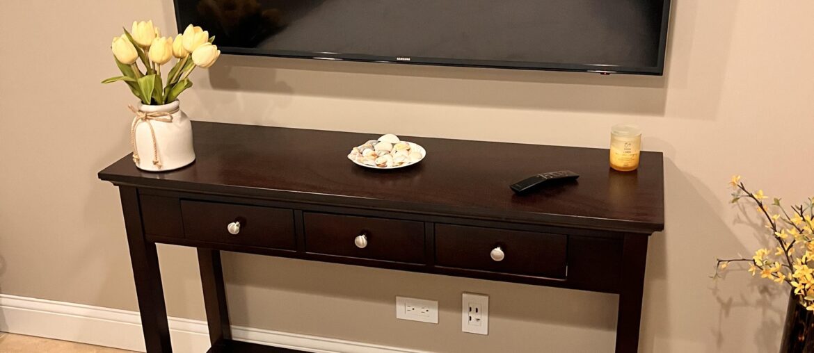 What can I put on this console table in my guestroom?