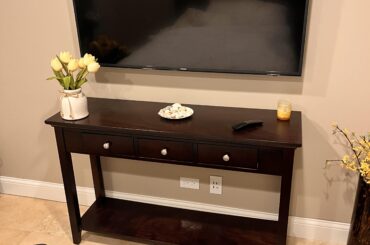 What can I put on this console table in my guestroom?
