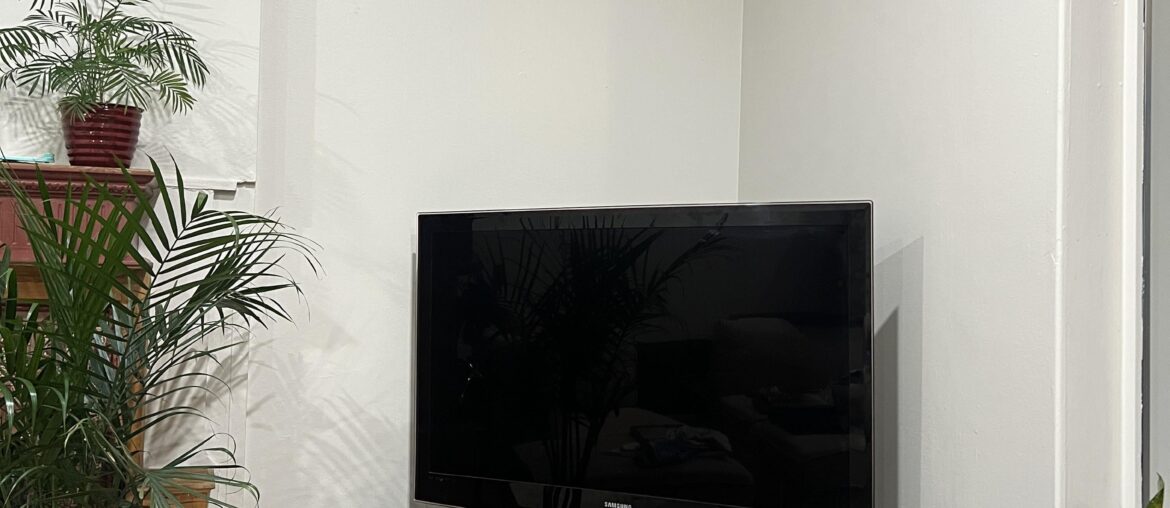 What decor to put behind tv?