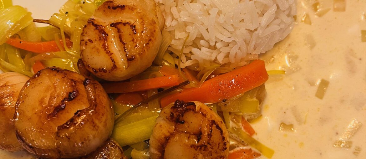 Saint-Jacques, fondue de poireaux et carottes, sauce au vin blanc