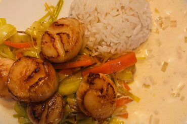 Saint-Jacques, fondue de poireaux et carottes, sauce au vin blanc