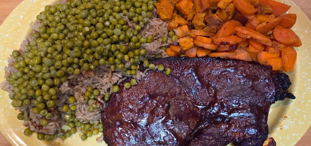 Un steak de pointe de surlonge, du riz aux épices et des petits pois, ainsi que des patates douces et des carottes aux épices.Dessert Cookies.