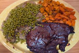 Un steak de pointe de surlonge, du riz aux épices et des petits pois, ainsi que des patates douces et des carottes aux épices.Dessert Cookies.