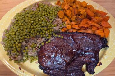 Un steak de pointe de surlonge, du riz aux épices et des petits pois, ainsi que des patates douces et des carottes aux épices.Dessert Cookies.