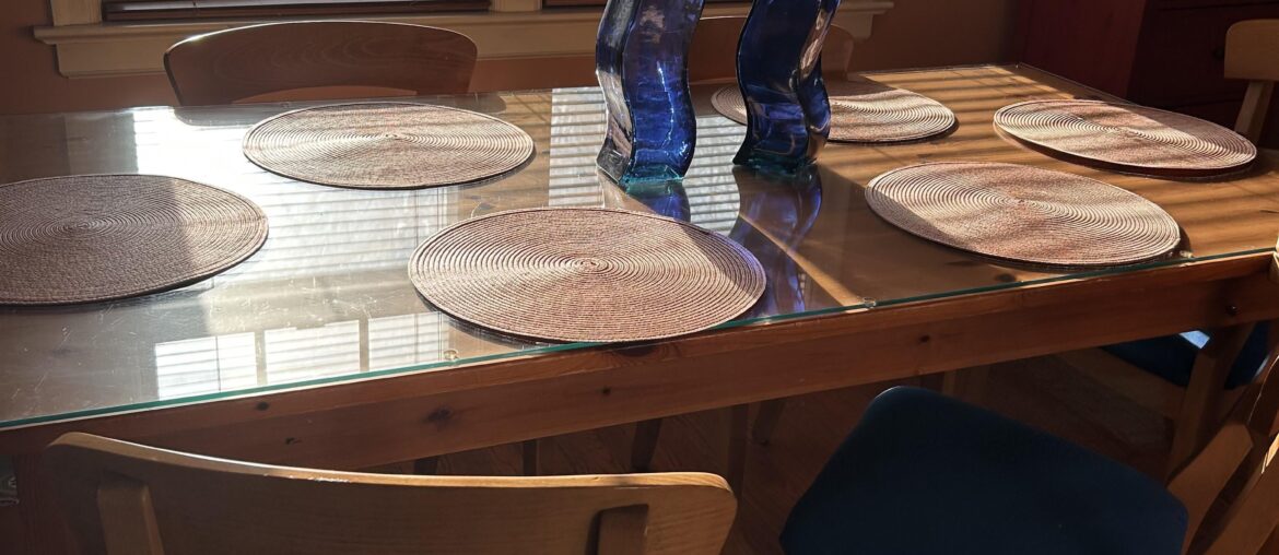 What colour or pattern table runner would go with this ?