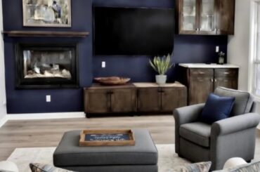 Does the navy accent wall match with my green furniture?