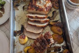 Repas du soir - Rôti d'Agneau avec Oignons Caramélisés avec Pomme de terre, huile d'Olive et Lettue.Dessert -Flan.