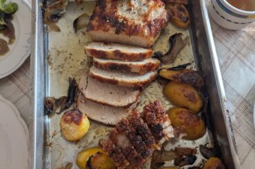 Repas du soir - Rôti d'Agneau avec Oignons Caramélisés avec Pomme de terre, huile d'Olive et Lettue.Dessert -Flan.