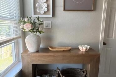 My entryway decor perfectly matches my spring theme 🌸