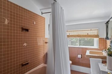 Looking for ideas to modernize bathroom