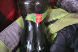 Avaamaton pullo. Sisältää alkoholia. Korkki hieman rispaantunut