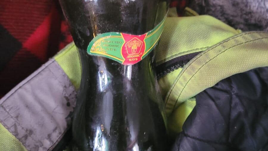 Avaamaton pullo. Sisältää alkoholia. Korkki hieman rispaantunut