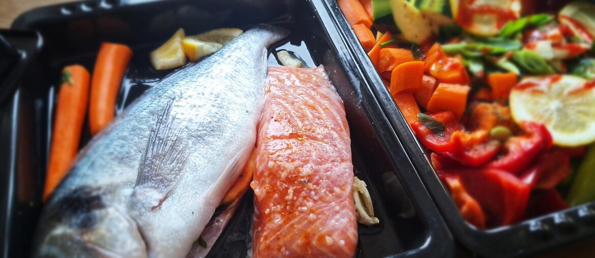 Salmon/sea bream and vegetables on their way to the grill...