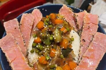 Mi cuit de thon pané au sésame, légume sauté et riz :) li