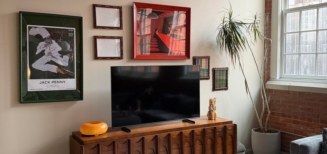 What do I put in the two white frames?