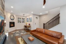 I want to turn this space into a reading book, but I'm having trouble deciding on a bookshelf