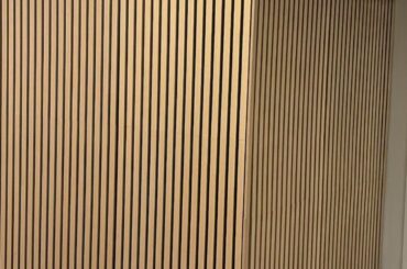 Does the floor match the accent wall?