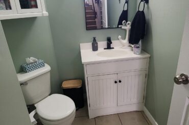 Which bathrooms walls should I wallpaper?