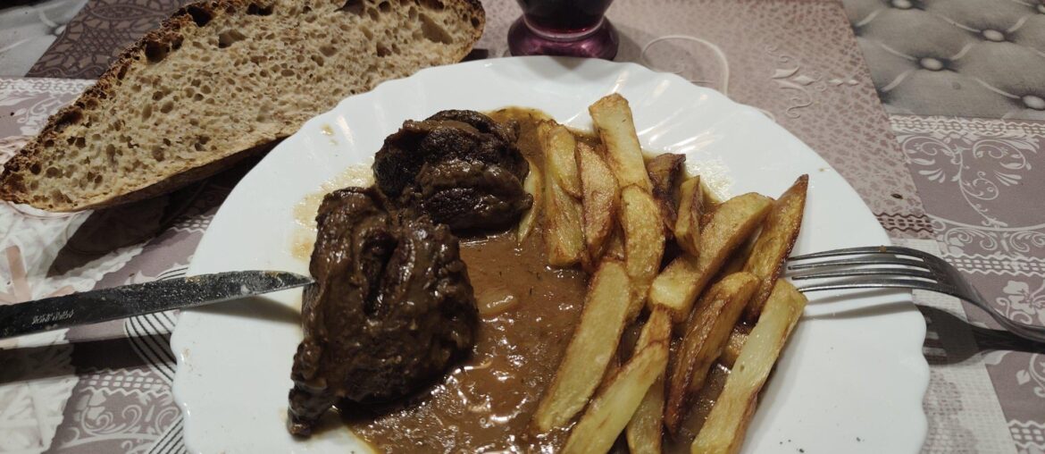 Carbonnade Flamande de Boeuf, Frites maison avec pain aux graines de sarrasin aussi maison + vin rouge du vigneron du coin(avec modération bien sûr).