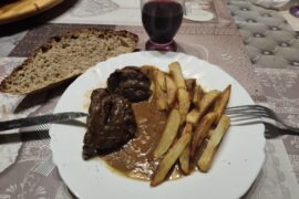 Carbonnade Flamande de Boeuf, Frites maison avec pain aux graines de sarrasin aussi maison + vin rouge du vigneron du coin(avec modération bien sûr).
