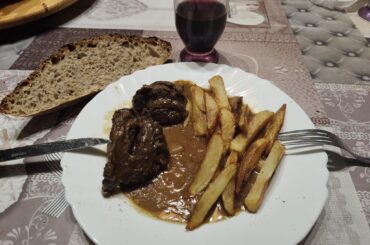 Carbonnade Flamande de Boeuf, Frites maison avec pain aux graines de sarrasin aussi maison + vin rouge du vigneron du coin(avec modération bien sûr).