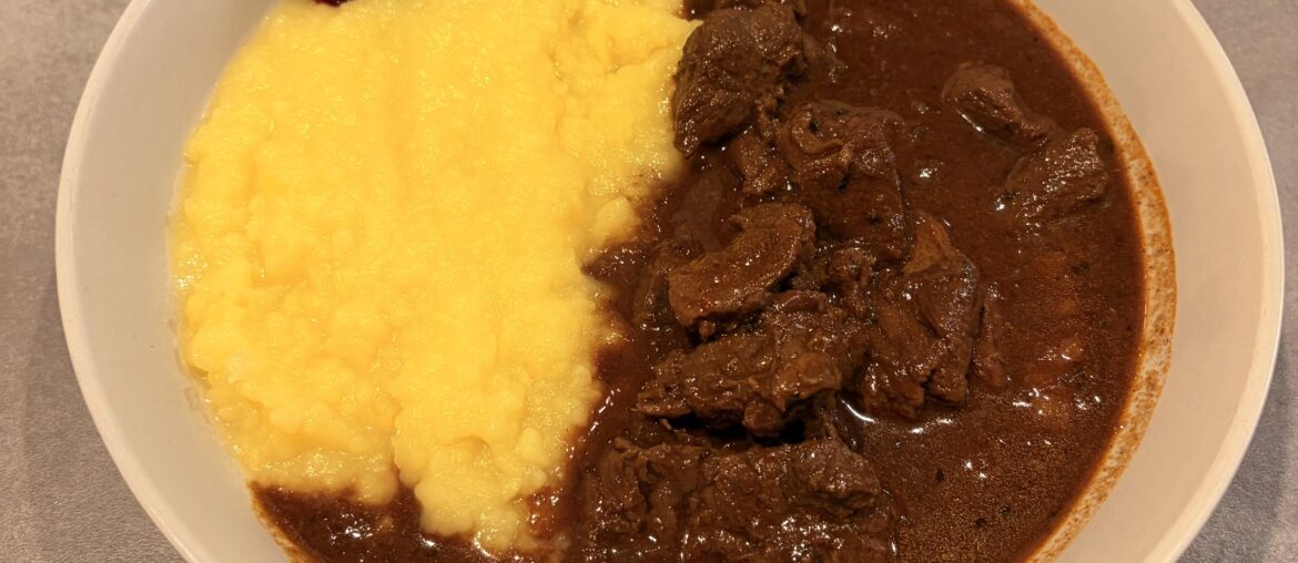 Szarvaspörkölt (venison goulash) with mash