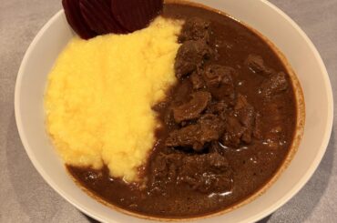 Szarvaspörkölt (venison goulash) with mash