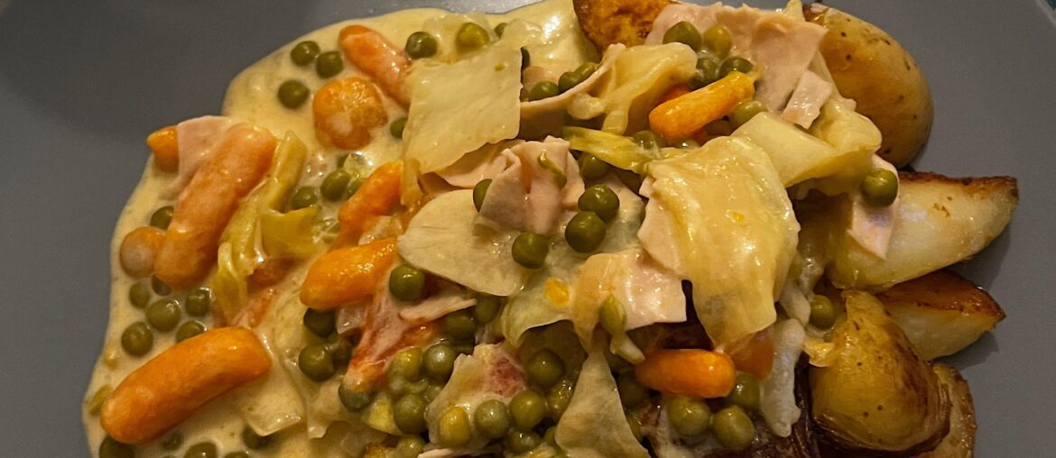 Veggies and smoked chicken in white sauce & roasted potatoes