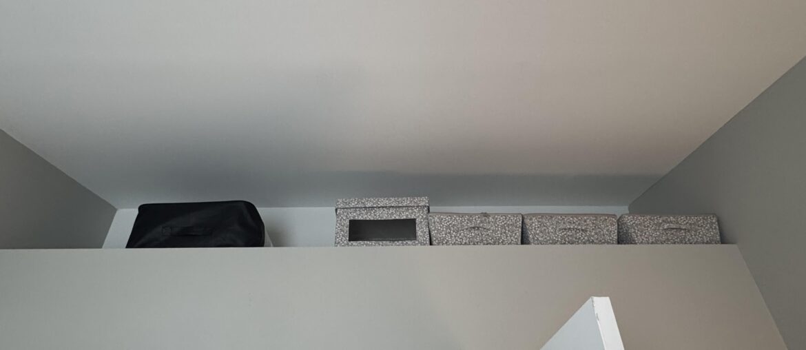 Is this hideous and can I store things here?