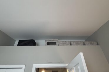 Is this hideous and can I store things here?