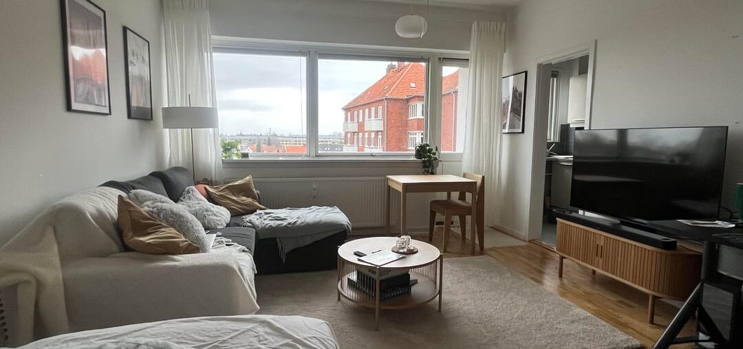 Floating shelf above TV and PC desk?