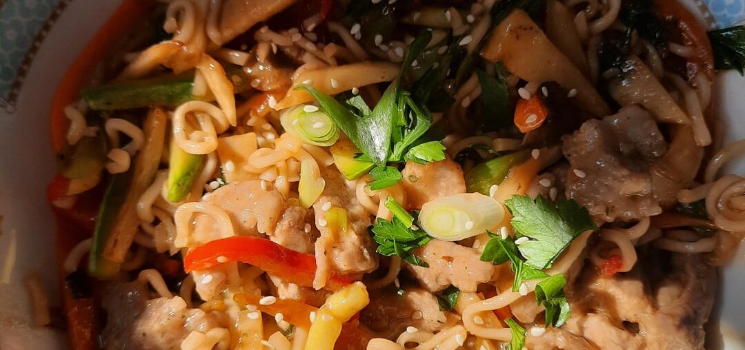 Instant noodles with veggies and braised pork chops