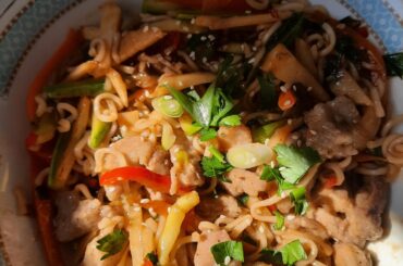 Instant noodles with veggies and braised pork chops