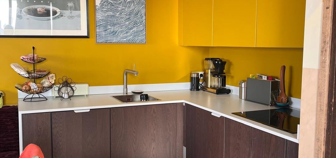 Kitchen top colour for walnut cabinets?
