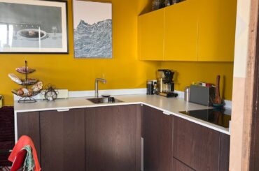 Kitchen top colour for walnut cabinets?