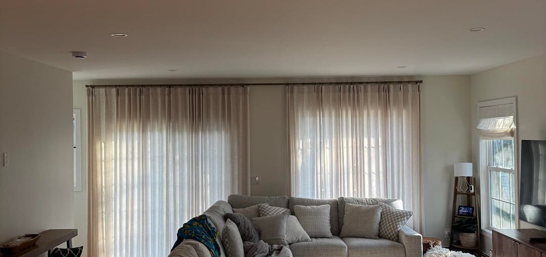 Is it ok to have different colored curtains on different set of windows within the same room?