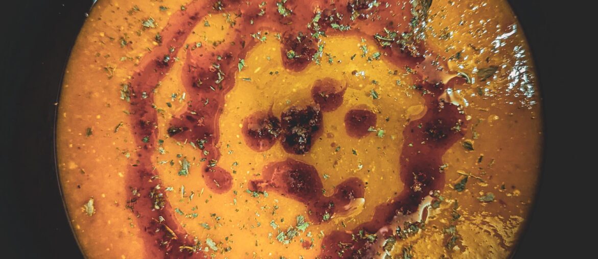 Mercimek Çorbası, a turkish soup of red lentiles with a paprika butter and dried mint as topping