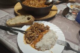 Plat Encornets à la tomate et riz Basmati avec pain au levain maison et Dessert Tarte pommes et rhubarbe maison + glace vanille.