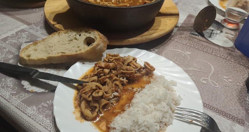 Plat Encornets à la tomate et riz Basmati avec pain au levain maison et Dessert Tarte pommes et rhubarbe maison + glace vanille.