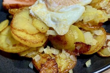 Fried potatos, egg over medium, Leberkäse