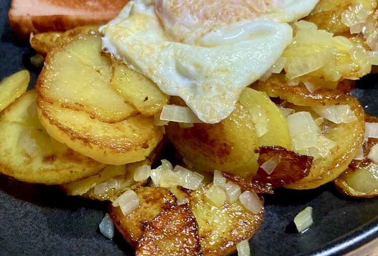 Fried potatos, egg over medium, Leberkäse