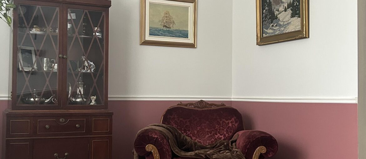 What colour would you paint the middle trim?