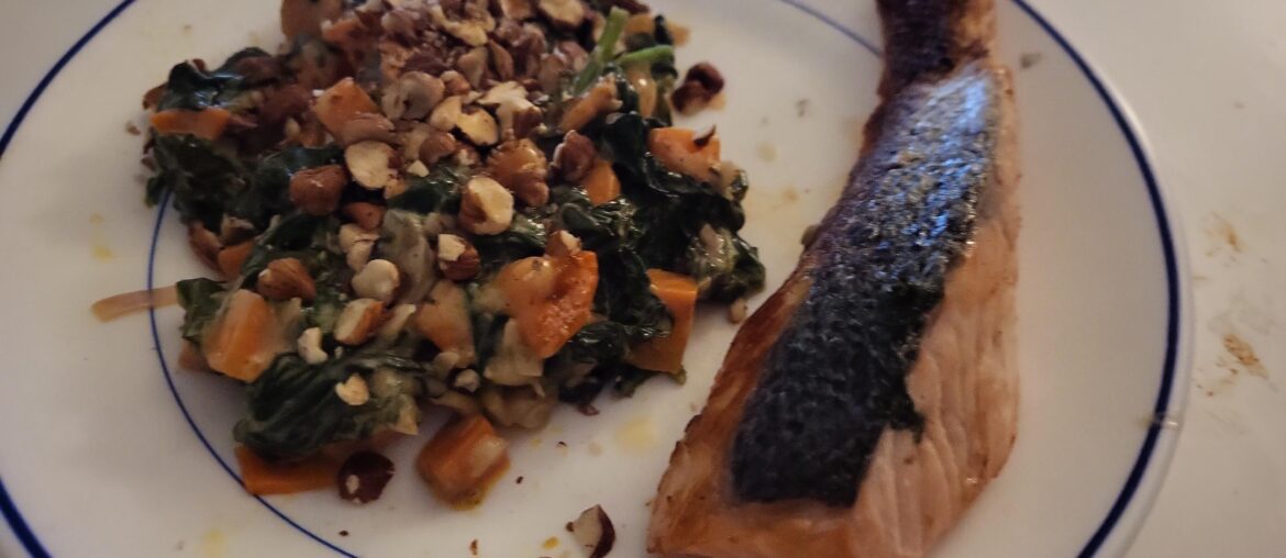 Épinards sautés aux noisettes et au parmesan accompagnés d'un filet de saumon !