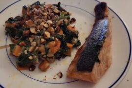 Épinards sautés aux noisettes et au parmesan accompagnés d'un filet de saumon !