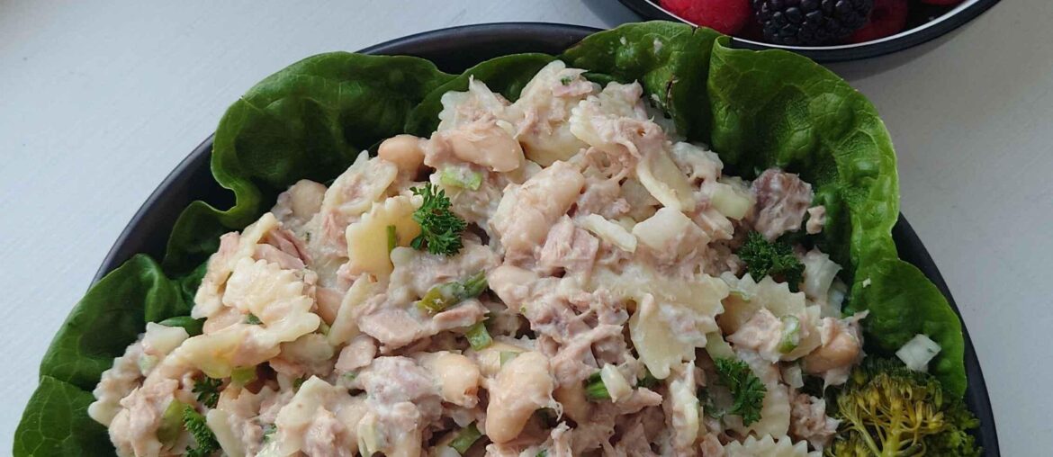 Salade de pâtes au thon avec haricots cannellini avec Tasse d'eau du robinet et Dessert bol de Mûres/Fraises/Framboise feuilles de menthe en accompagnement.