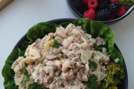 Salade de pâtes au thon avec haricots cannellini avec Tasse d'eau du robinet et Dessert bol de Mûres/Fraises/Framboise feuilles de menthe en accompagnement.