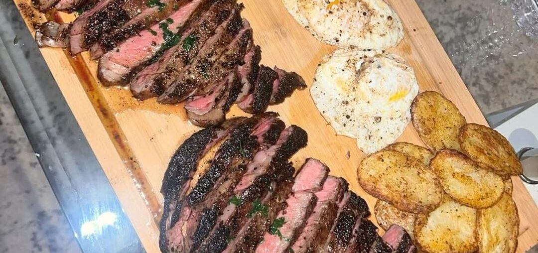 Repas du soir - Planche de Rumsteck tranchés, Avocat en purée, œufs pochés et pommes de terre sautées. Dessert - Merringue au Citron et Crème aux Myrtilles.