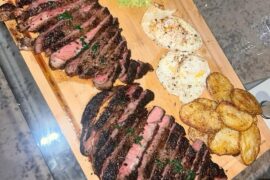 Repas du soir - Planche de Rumsteck tranchés, Avocat en purée, œufs pochés et pommes de terre sautées. Dessert - Merringue au Citron et Crème aux Myrtilles.