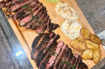 Repas du soir - Planche de Rumsteck tranchés, Avocat en purée, œufs pochés et pommes de terre sautées. Dessert - Merringue au Citron et Crème aux Myrtilles.